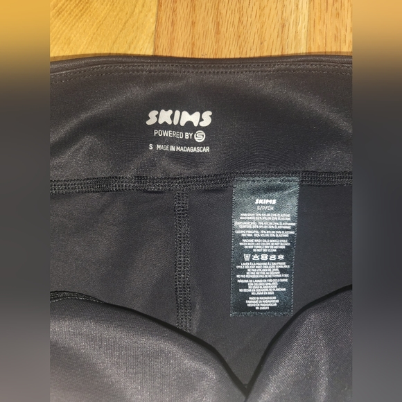 NWT SKIMS HIGH PERFORMANCE HIGH WAISTED 7/8 LEGGING IN ONYX SIZE SMALL - Picture 9 of 11